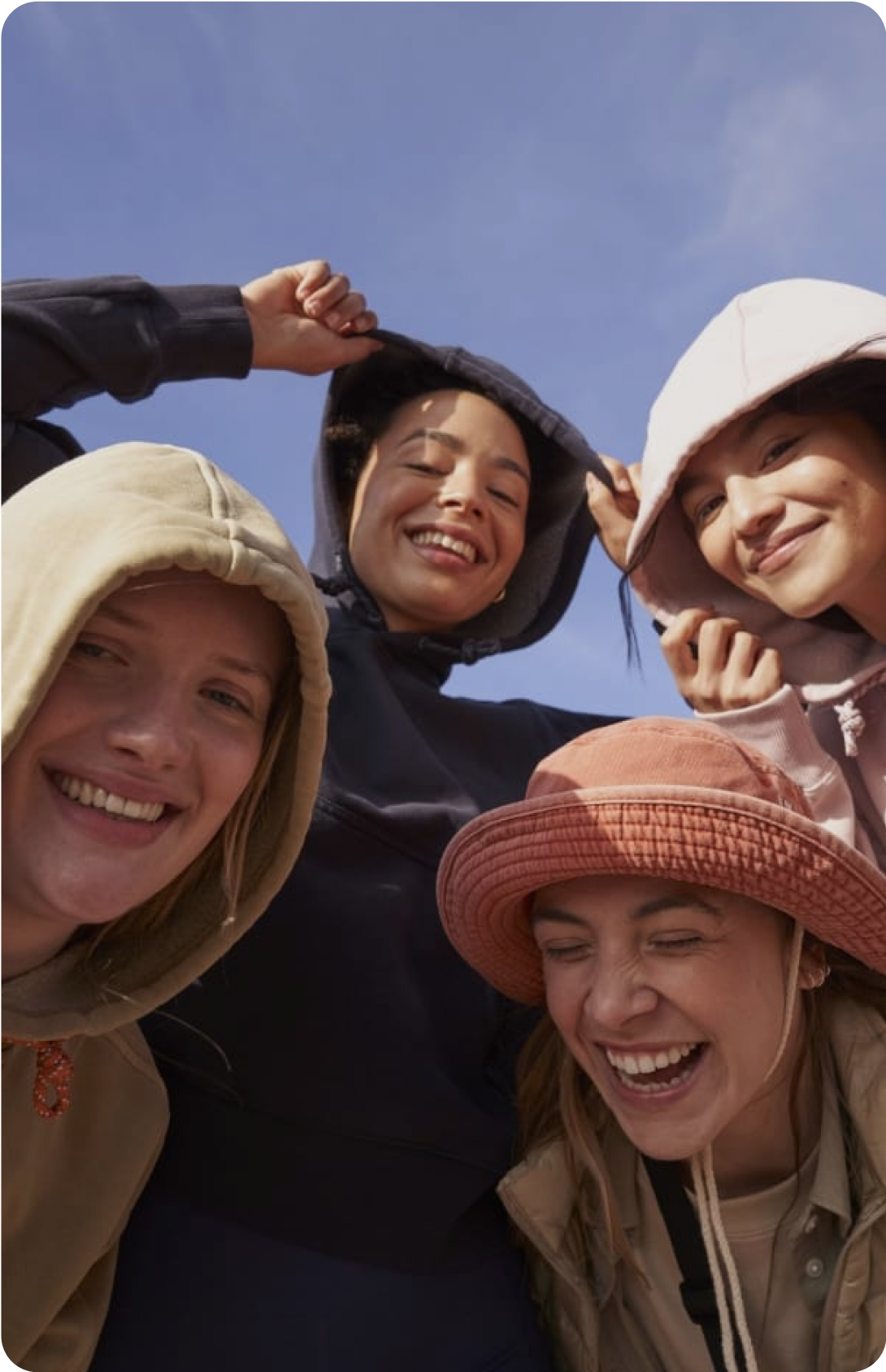 Grupo de mujeres sonriendo con ropa de senderismo